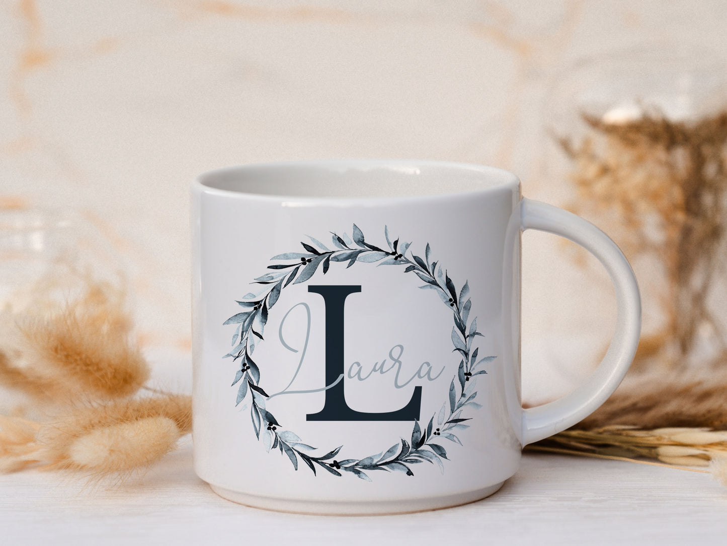 Keramik Tasse personalisiert - Initiale Blätterkranz